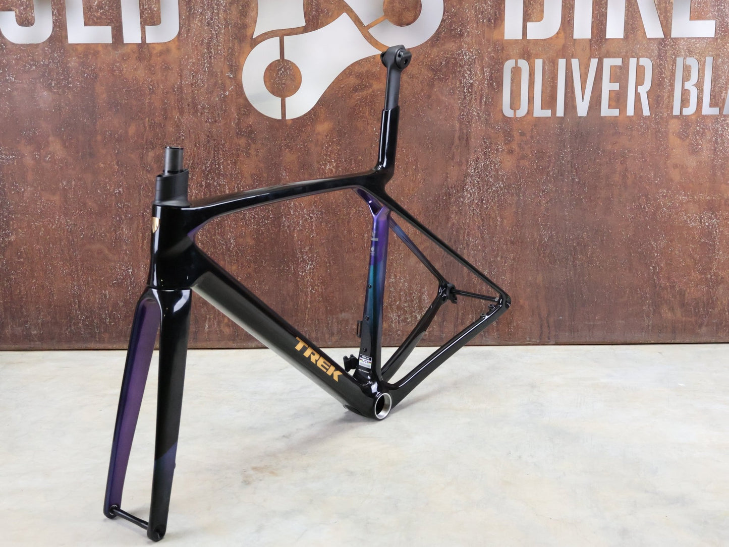 Rennradrahmen von Trek, TREK MADONE SL GEN 8 RAHMENSET / DARK STAR / M vor USEDBIKES - OB.DE Hintergrund