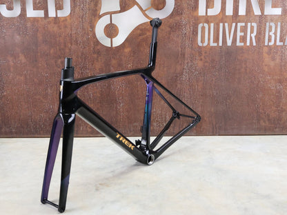 Rennradrahmen von Trek, TREK MADONE SL GEN 8 RAHMENSET / DARK STAR / M vor USEDBIKES - OB.DE Hintergrund