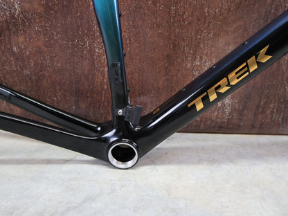 Rennradrahmen von Trek, TREK MADONE SL GEN 8 RAHMENSET / DARK STAR / M vor USEDBIKES - OB.DE Hintergrund