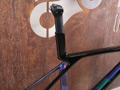 Rennradrahmen von Trek, TREK MADONE SL GEN 8 RAHMENSET / DARK STAR / M vor USEDBIKES - OB.DE Hintergrund