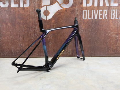 Rennradrahmen von Trek, TREK MADONE SL GEN 8 RAHMENSET / DARK STAR / M vor USEDBIKES - OB.DE Hintergrund