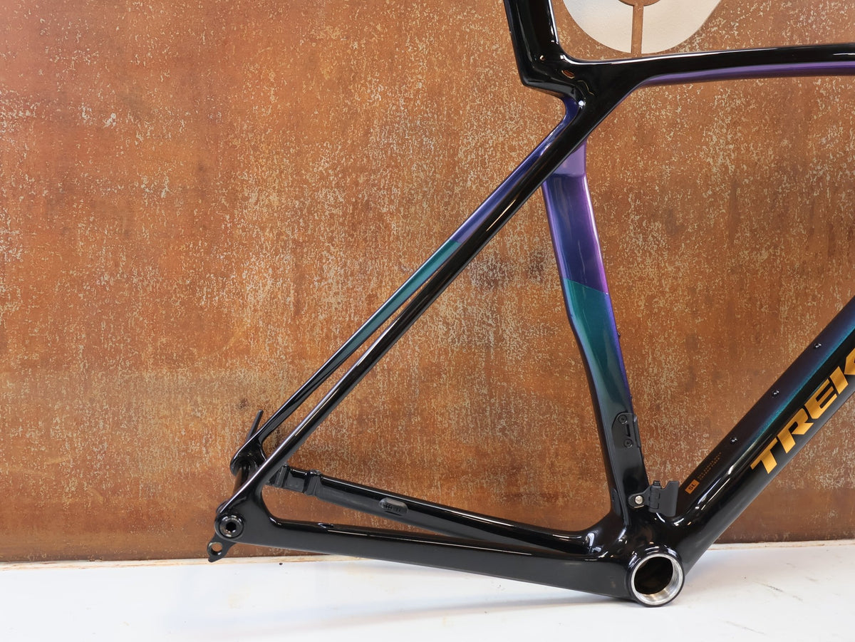 Rennradrahmen von Trek, Trek Madone SL Gen 8 Rahmenset M/L Dark Star OCLV Carbon vor USEDBIKES-OB.DE Hintergrund