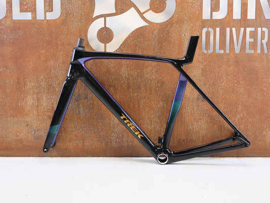 Rennradrahmen von Trek, Trek Madone SL Gen 8 Rahmenset M/L Dark Star OCLV Carbon vor USEDBIKES-OB.DE Hintergrund