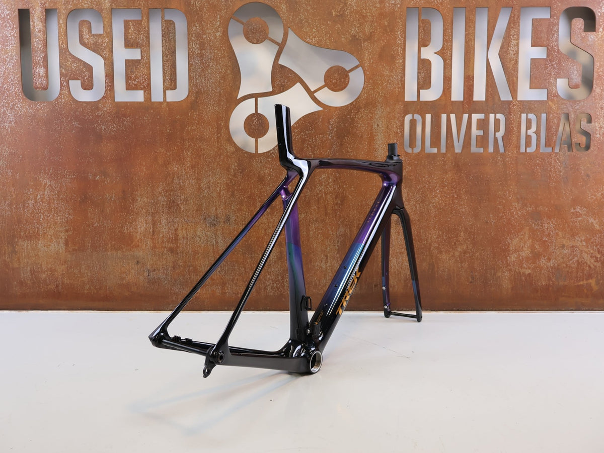 Rennradrahmen von Trek, Trek Madone SL Gen 8 Rahmenset M/L Dark Star OCLV Carbon vor USEDBIKES-OB.DE Hintergrund