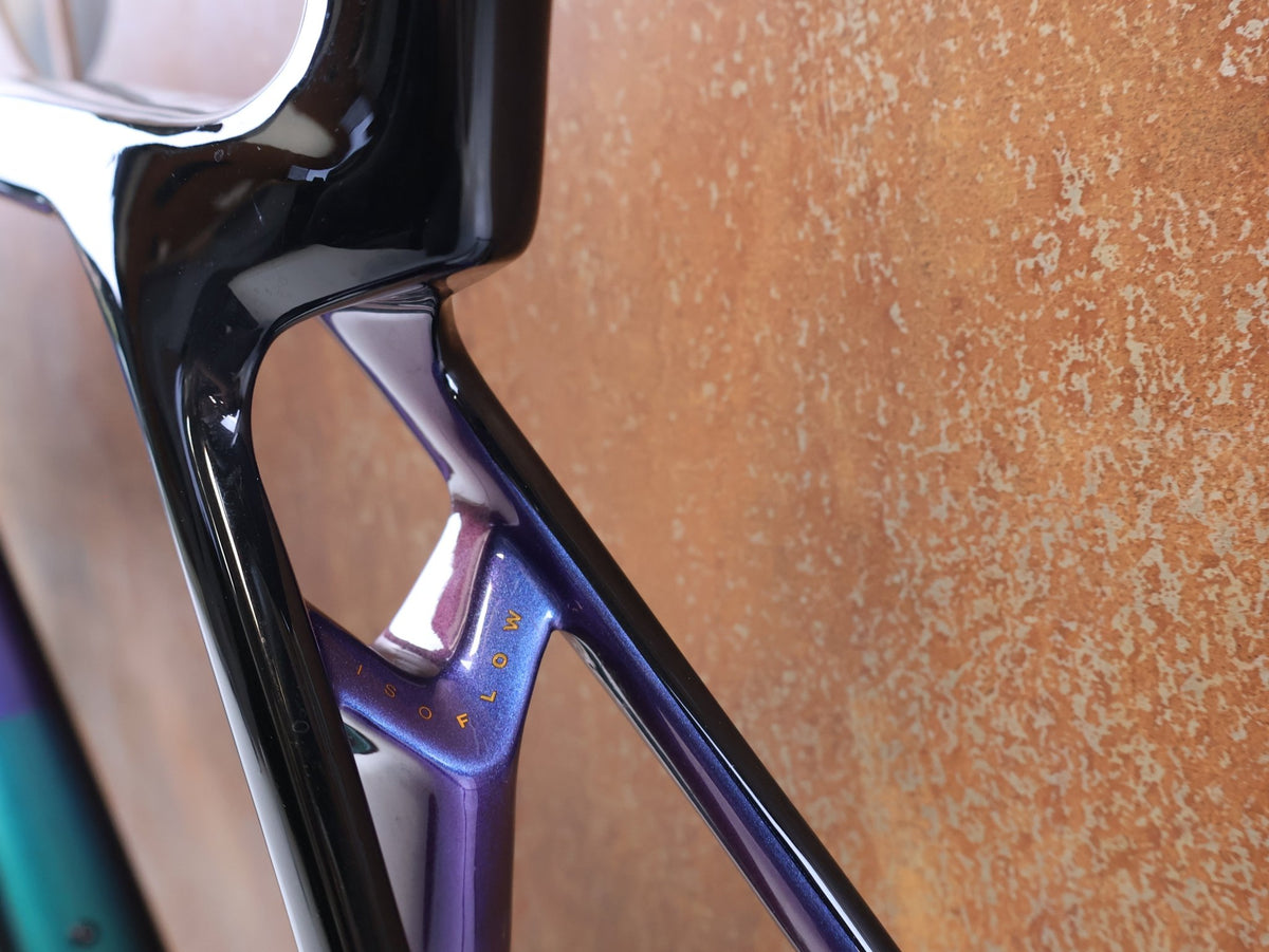 Rennradrahmen von Trek, Trek Madone SL Gen 8 Rahmenset M/L Dark Star OCLV Carbon vor USEDBIKES-OB.DE Hintergrund