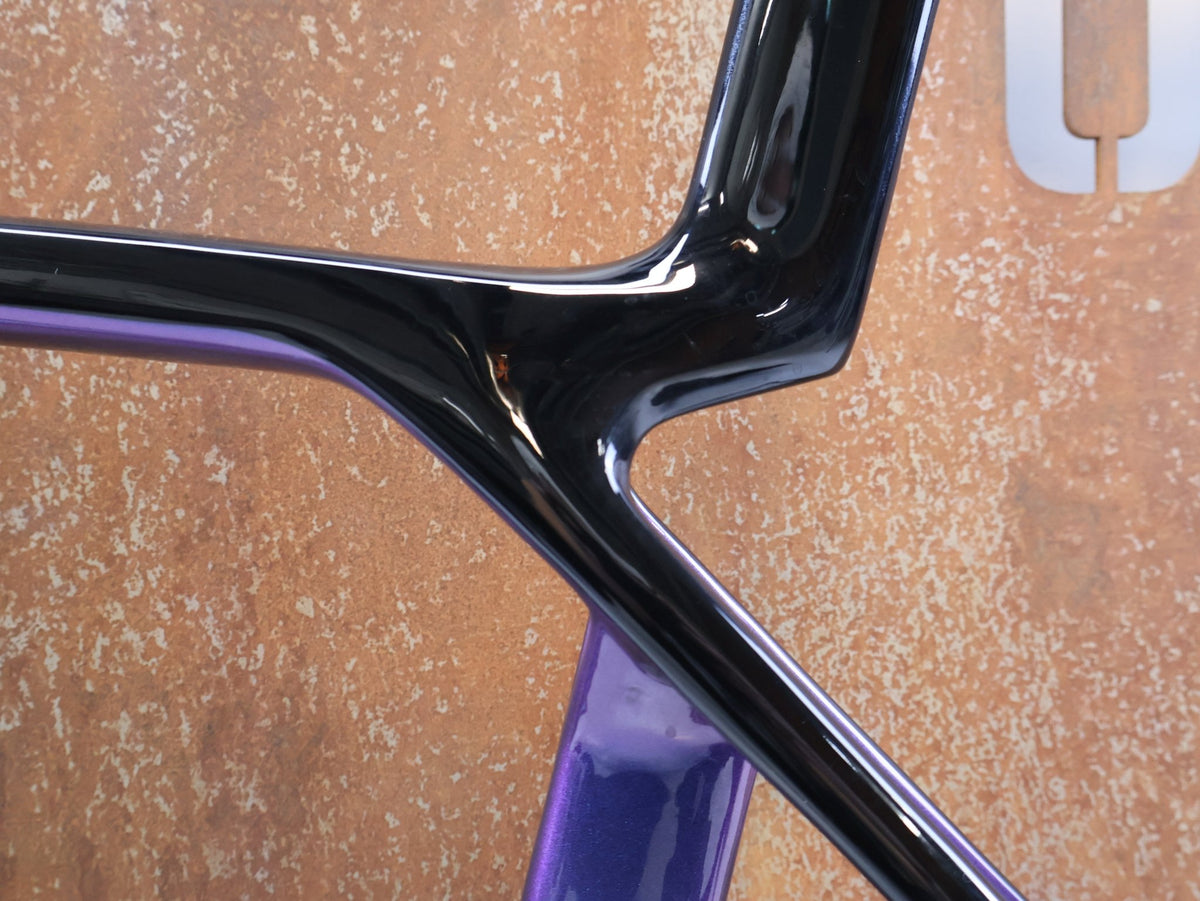 Rennradrahmen von Trek, Trek Madone SL Gen 8 Rahmenset M/L Dark Star OCLV Carbon vor USEDBIKES-OB.DE Hintergrund