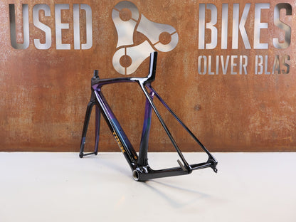 Rennradrahmen von Trek, Trek Madone SL Gen 8 Rahmenset M/L Dark Star OCLV Carbon vor USEDBIKES-OB.DE Hintergrund