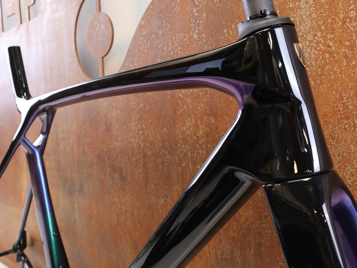 Rennradrahmen von Trek, Trek Madone SL Gen 8 Rahmenset M/L Dark Star OCLV Carbon vor USEDBIKES-OB.DE Hintergrund