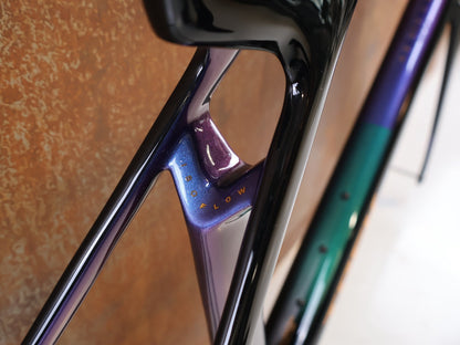 Rennradrahmen von Trek, Trek Madone SL Gen 8 Rahmenset M/L Dark Star OCLV Carbon vor USEDBIKES-OB.DE Hintergrund