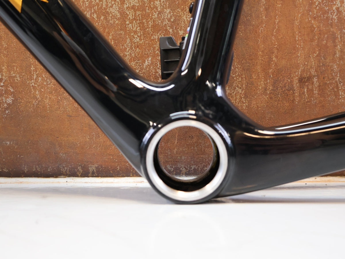 Rennradrahmen von Trek, Trek Madone SL Gen 8 Rahmenset M/L Dark Star OCLV Carbon vor USEDBIKES-OB.DE Hintergrund