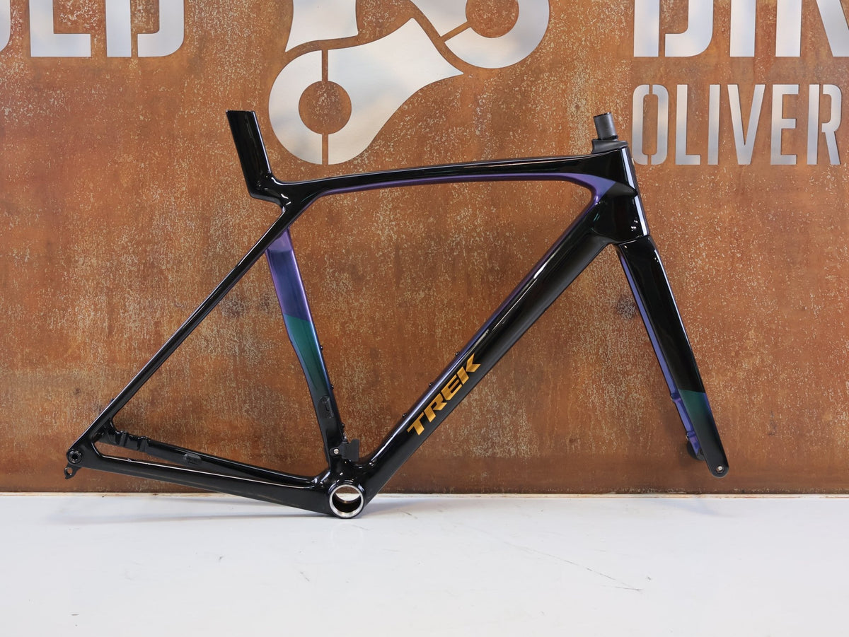 Rennradrahmen von Trek, Trek Madone SL Gen 8 Rahmenset M/L Dark Star OCLV Carbon vor USEDBIKES-OB.DE Hintergrund