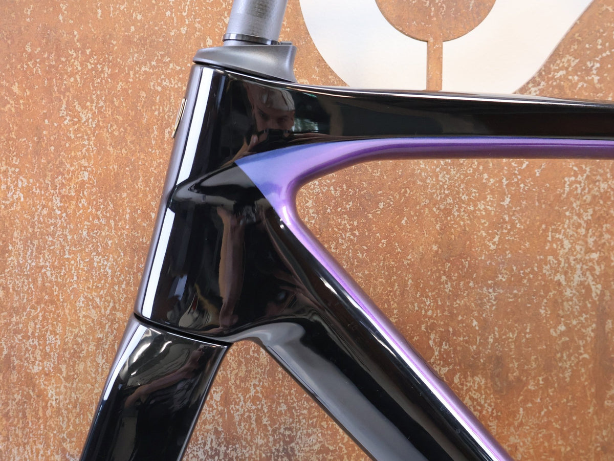 Rennradrahmen von Trek, Trek Madone SL Gen 8 Rahmenset M/L Dark Star OCLV Carbon vor USEDBIKES-OB.DE Hintergrund