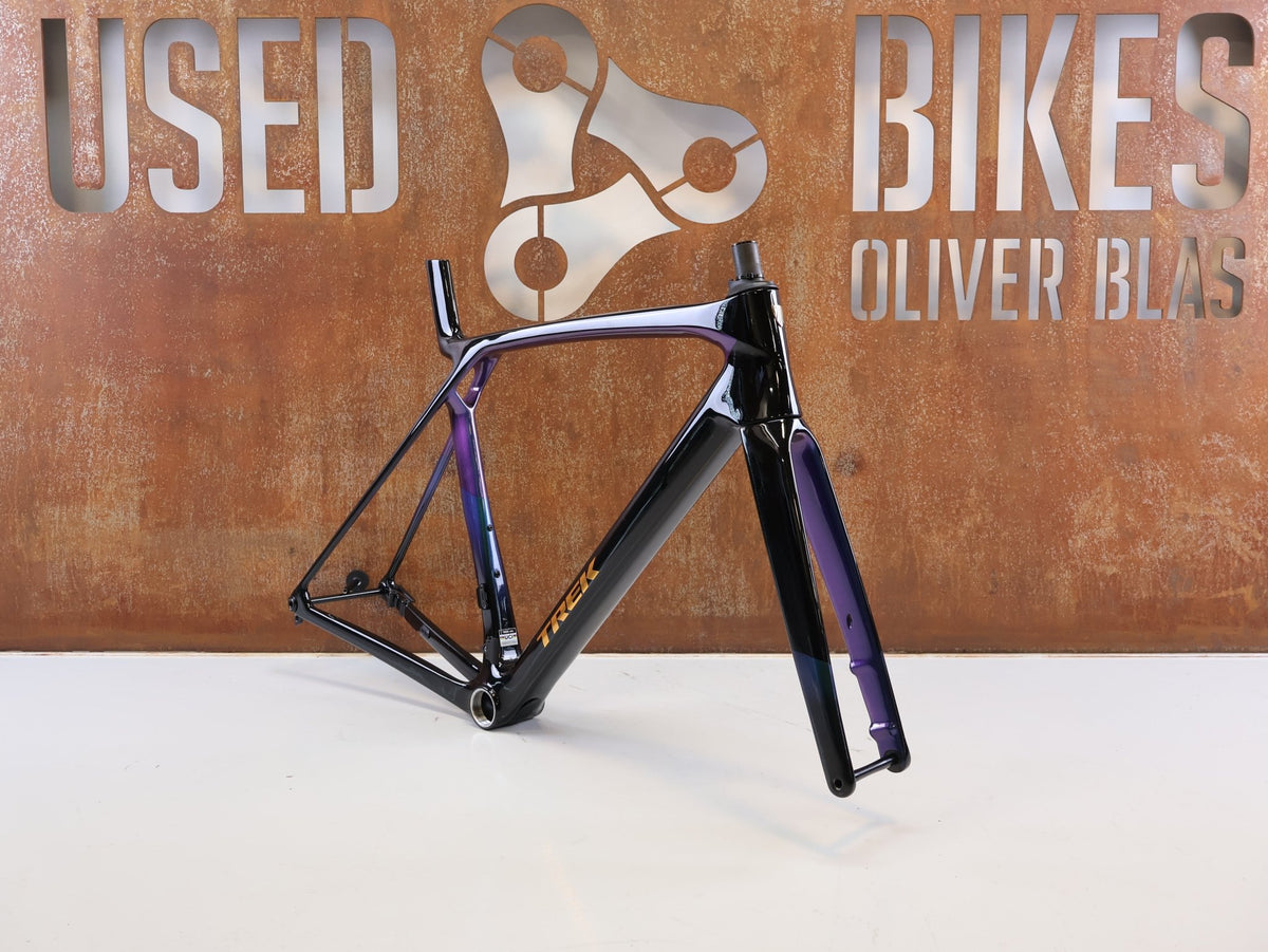Rennradrahmen von Trek, Trek Madone SL Gen 8 Rahmenset M/L Dark Star OCLV Carbon vor USEDBIKES-OB.DE Hintergrund