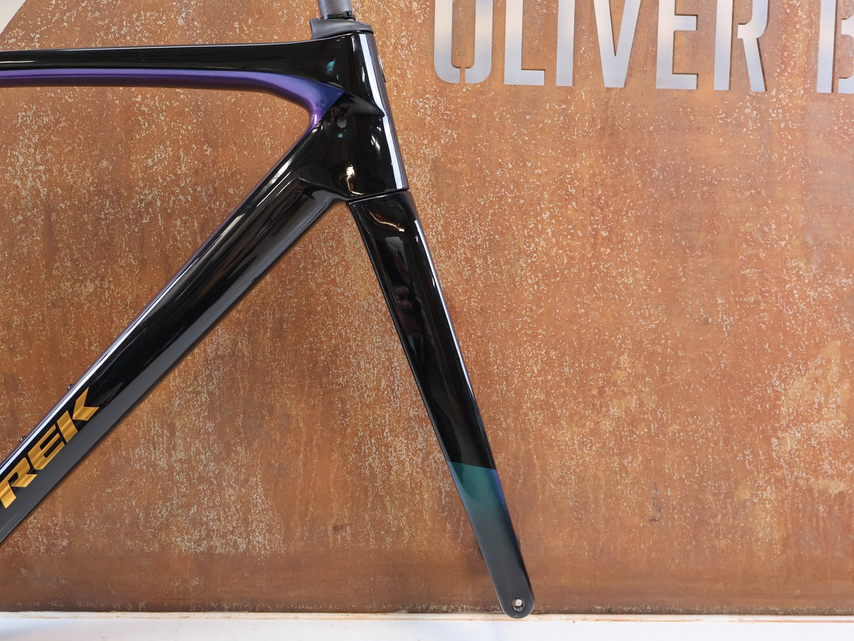 Rennradrahmen von Trek, Trek Madone SL Gen 8 Rahmenset M/L Dark Star OCLV Carbon vor USEDBIKES-OB.DE Hintergrund