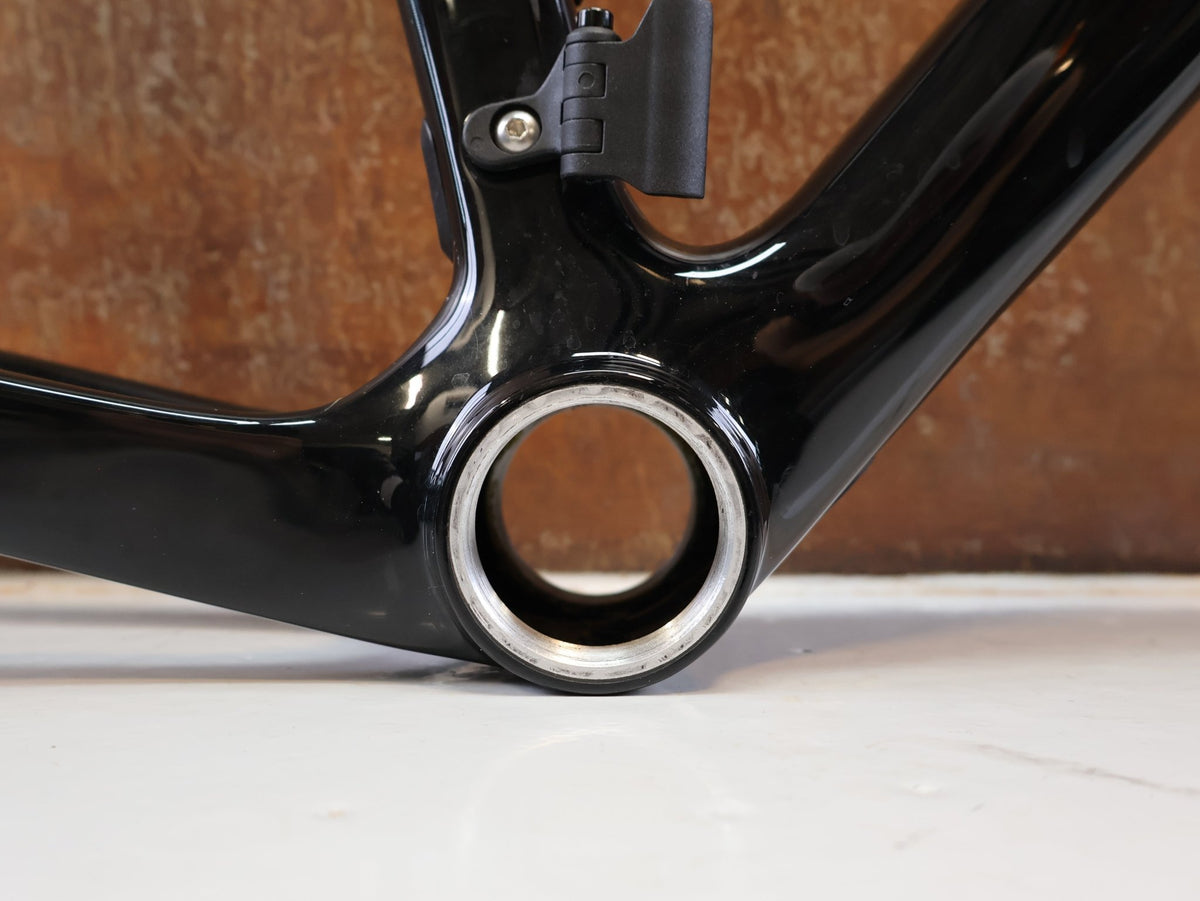 Rennradrahmen von Trek, Trek Madone SL Gen 8 Rahmenset M/L Dark Star OCLV Carbon vor USEDBIKES-OB.DE Hintergrund