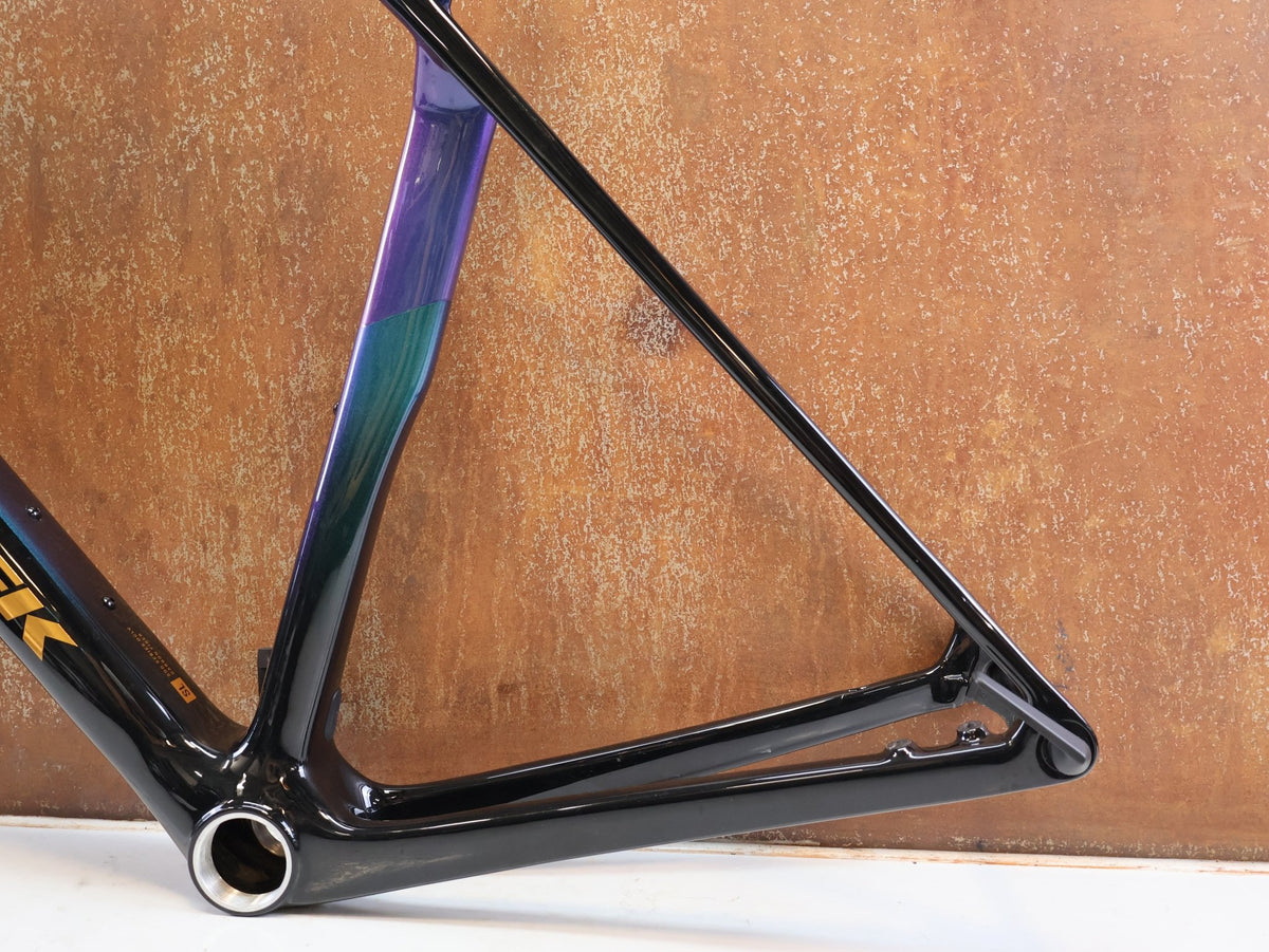 Rennradrahmen von Trek, Trek Madone SL Gen 8 Rahmenset M/L Dark Star OCLV Carbon vor USEDBIKES-OB.DE Hintergrund