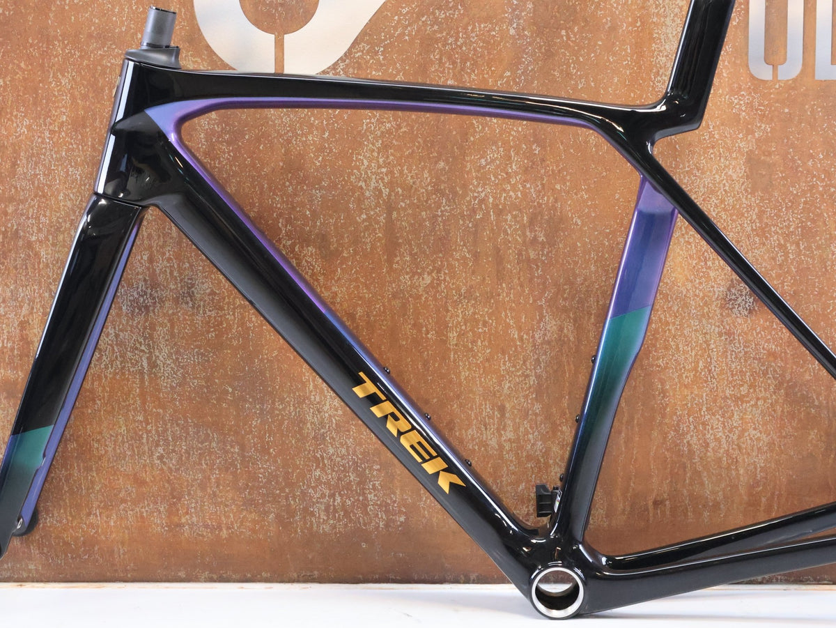 Rennradrahmen von Trek, Trek Madone SL Gen 8 Rahmenset M/L Dark Star OCLV Carbon vor USEDBIKES-OB.DE Hintergrund