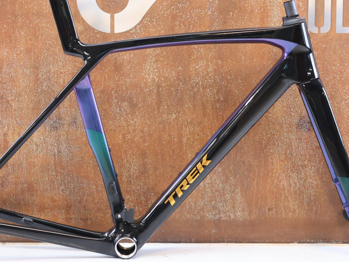 Rennradrahmen von Trek, Trek Madone SL Gen 8 Rahmenset M/L Dark Star OCLV Carbon vor USEDBIKES-OB.DE Hintergrund