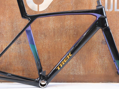 Rennradrahmen von Trek, Trek Madone SL Gen 8 Rahmenset M/L Dark Star OCLV Carbon vor USEDBIKES-OB.DE Hintergrund