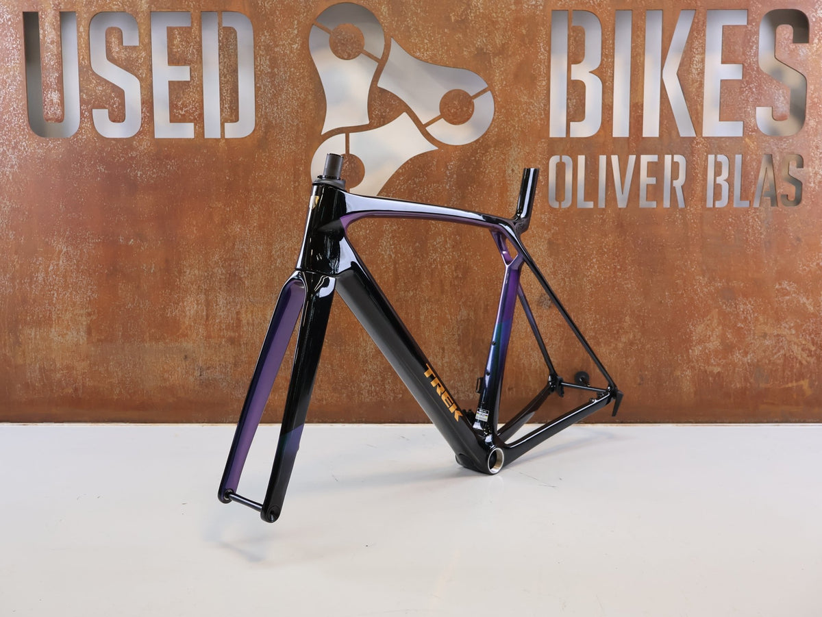 Rennradrahmen von Trek, Trek Madone SL Gen 8 Rahmenset M/L Dark Star OCLV Carbon vor USEDBIKES-OB.DE Hintergrund