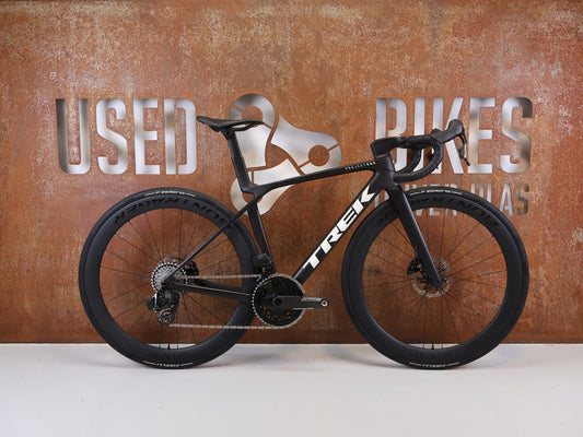 Rennrad von Trek, Trek Madone SLR 7 AXS Gen 8 / Matte Deep Smoke / S vor USEDBIKES-OB.DE Hintergrund