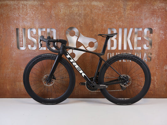 Rennrad von Trek, Trek Madone SLR 7 AXS Gen 8 / Matte Deep Smoke / S vor USEDBIKES-OB.DE Hintergrund
