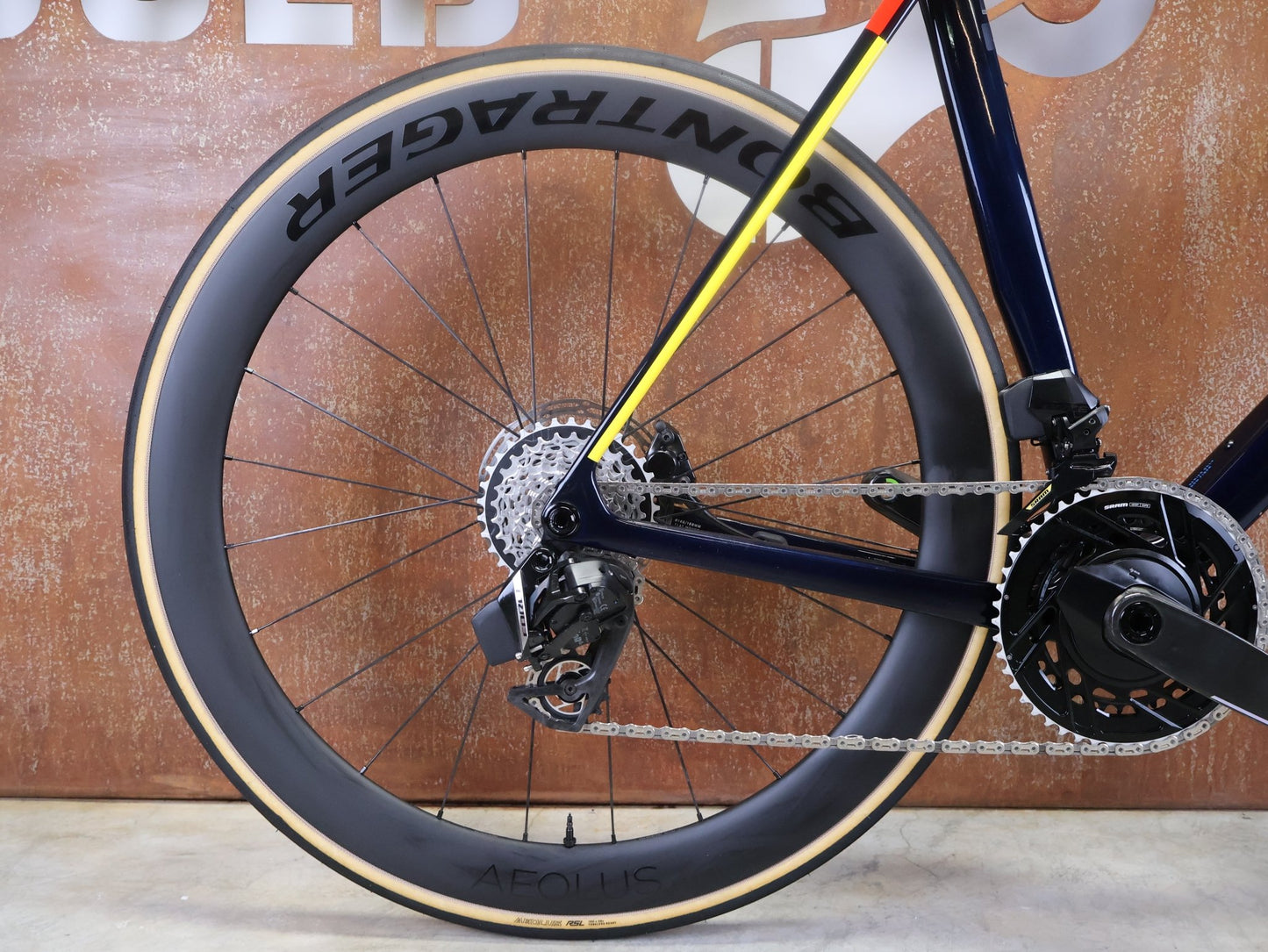 Rennrad von Trek, TREK MADONE SLR 7 AXS GEN 8 MY 2026 / TEAM REPLICA / XL vor USEDBIKES - OB.DE Hintergrund