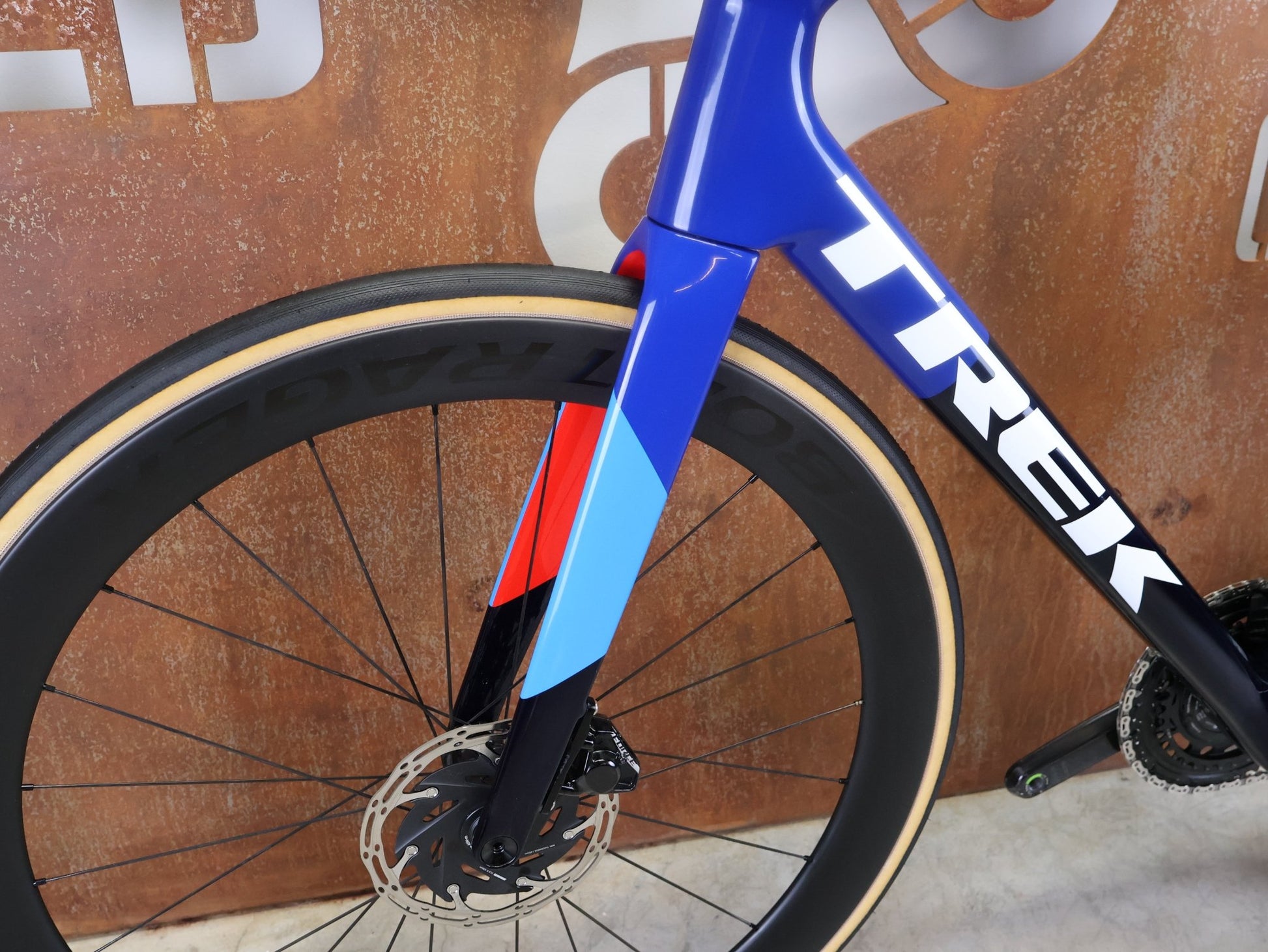 Rennrad von Trek, TREK MADONE SLR 7 AXS GEN 8 MY 2026 / TEAM REPLICA / XL vor USEDBIKES - OB.DE Hintergrund