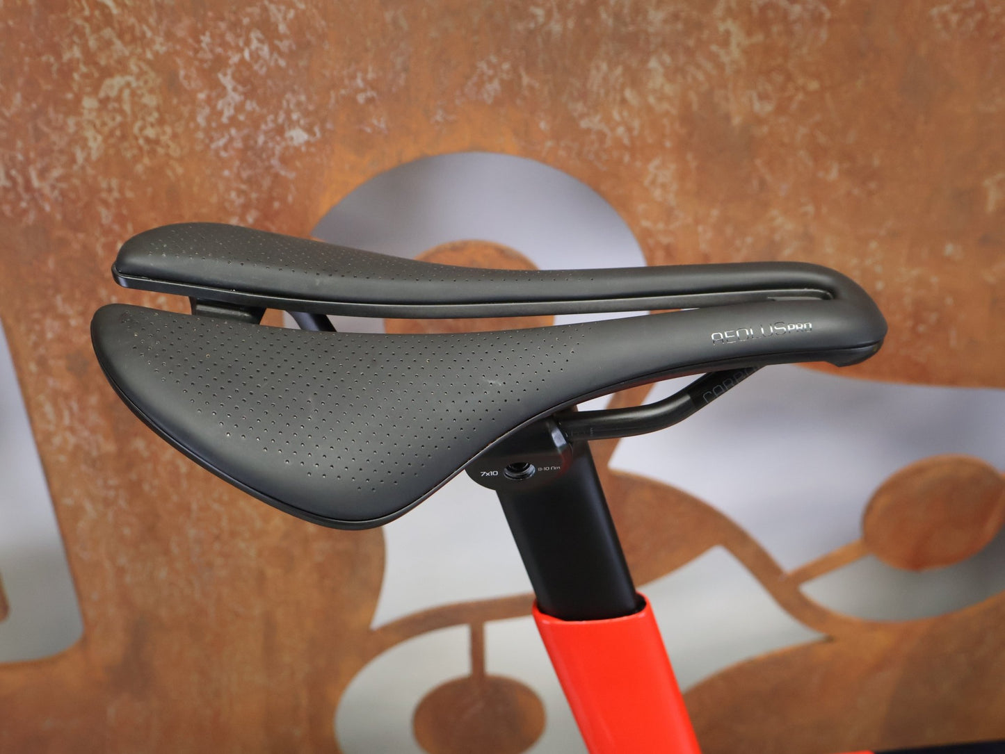 Rennrad von Trek, TREK MADONE SLR 7 AXS GEN 8 MY 2026 / TEAM REPLICA / XL vor USEDBIKES - OB.DE Hintergrund