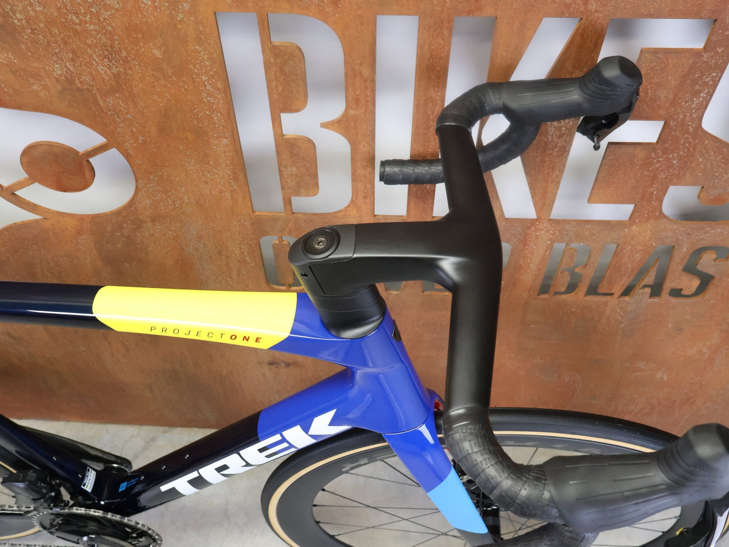 Rennrad von Trek, TREK MADONE SLR 7 AXS GEN 8 MY 2026 / TEAM REPLICA / XL vor USEDBIKES - OB.DE Hintergrund