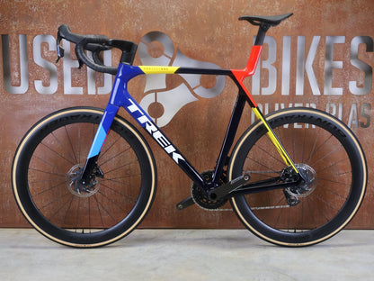 Rennrad von Trek, TREK MADONE SLR 7 AXS GEN 8 MY 2026 / TEAM REPLICA / XL vor USEDBIKES - OB.DE Hintergrund