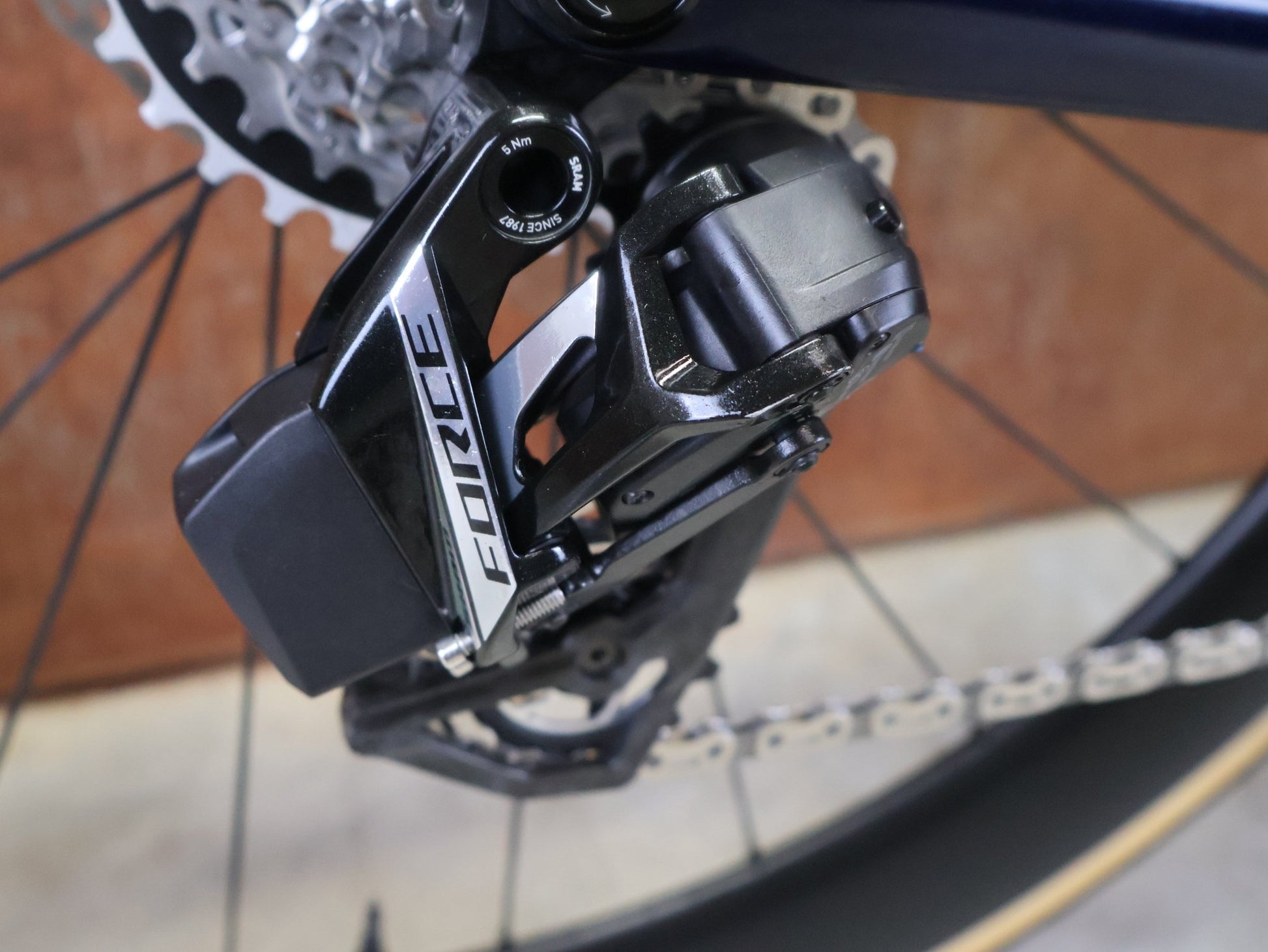 Rennrad von Trek, TREK MADONE SLR 7 AXS GEN 8 MY 2026 / TEAM REPLICA / XL vor USEDBIKES - OB.DE Hintergrund