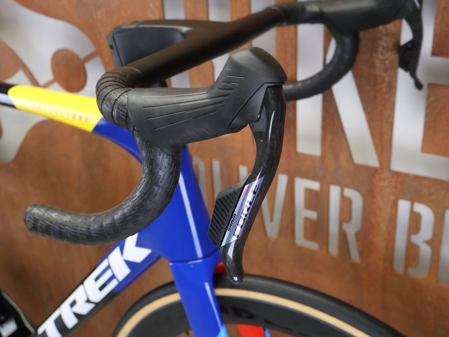 Rennrad von Trek, TREK MADONE SLR 7 AXS GEN 8 MY 2026 / TEAM REPLICA / XL vor USEDBIKES - OB.DE Hintergrund