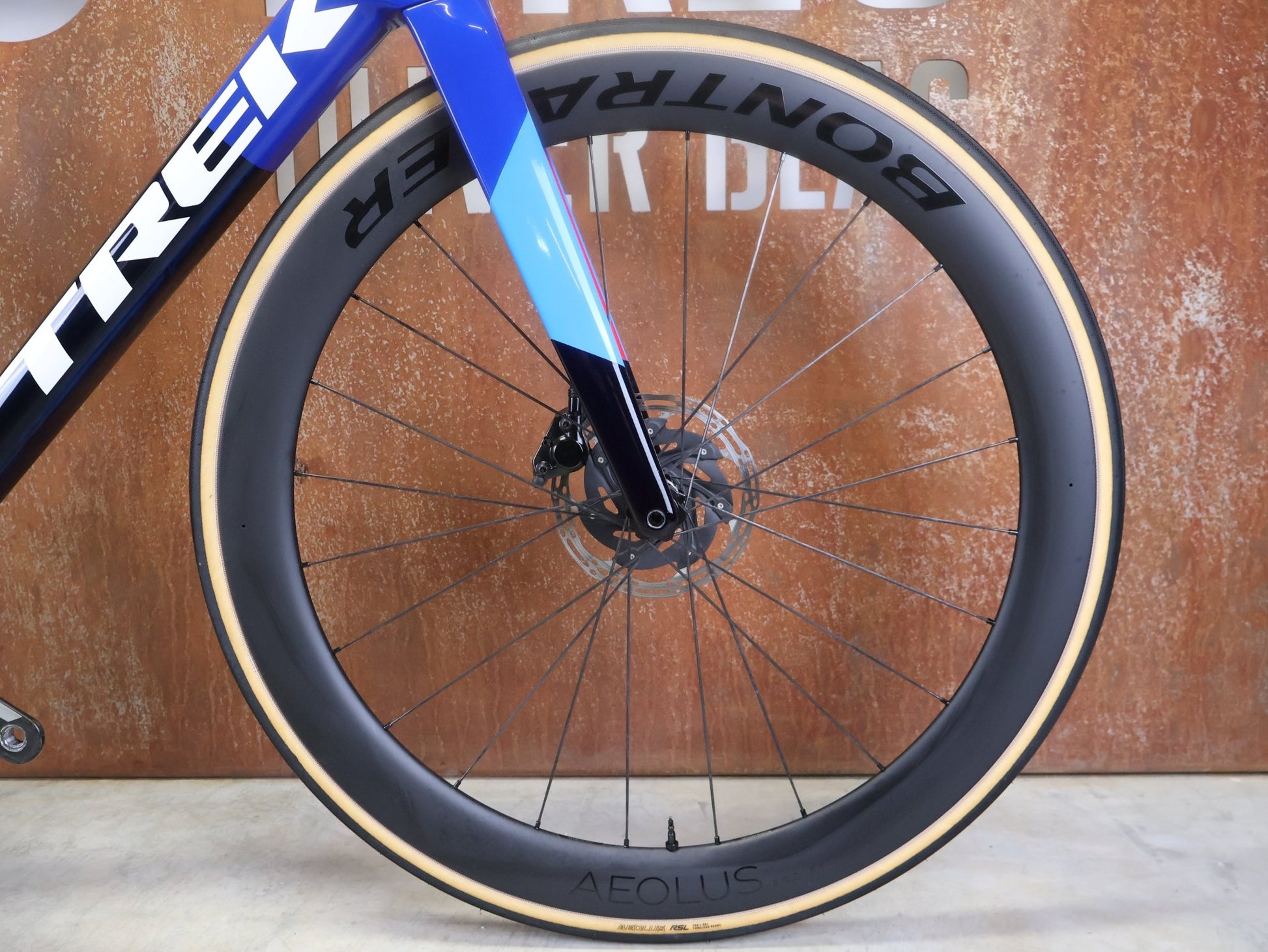 Rennrad von Trek, TREK MADONE SLR 7 AXS GEN 8 MY 2026 / TEAM REPLICA / XL vor USEDBIKES - OB.DE Hintergrund