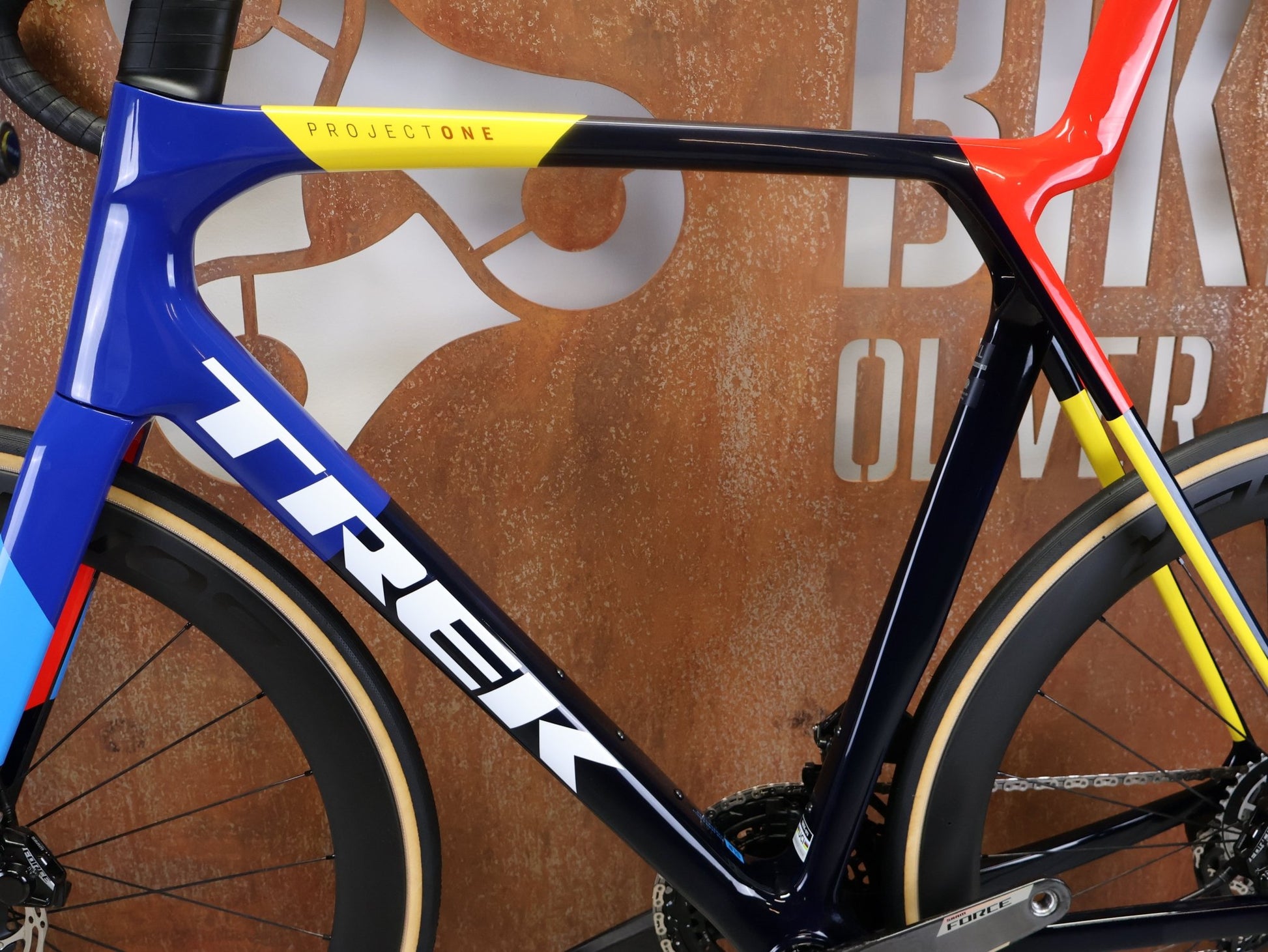 Rennrad von Trek, TREK MADONE SLR 7 AXS GEN 8 MY 2026 / TEAM REPLICA / XL vor USEDBIKES - OB.DE Hintergrund