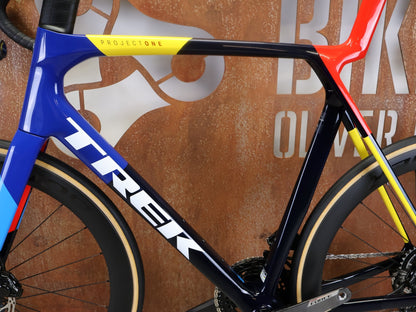 Rennrad von Trek, TREK MADONE SLR 7 AXS GEN 8 MY 2026 / TEAM REPLICA / XL vor USEDBIKES - OB.DE Hintergrund