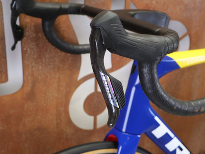 Rennrad von Trek, TREK MADONE SLR 7 AXS GEN 8 MY 2026 / TEAM REPLICA / XL vor USEDBIKES - OB.DE Hintergrund