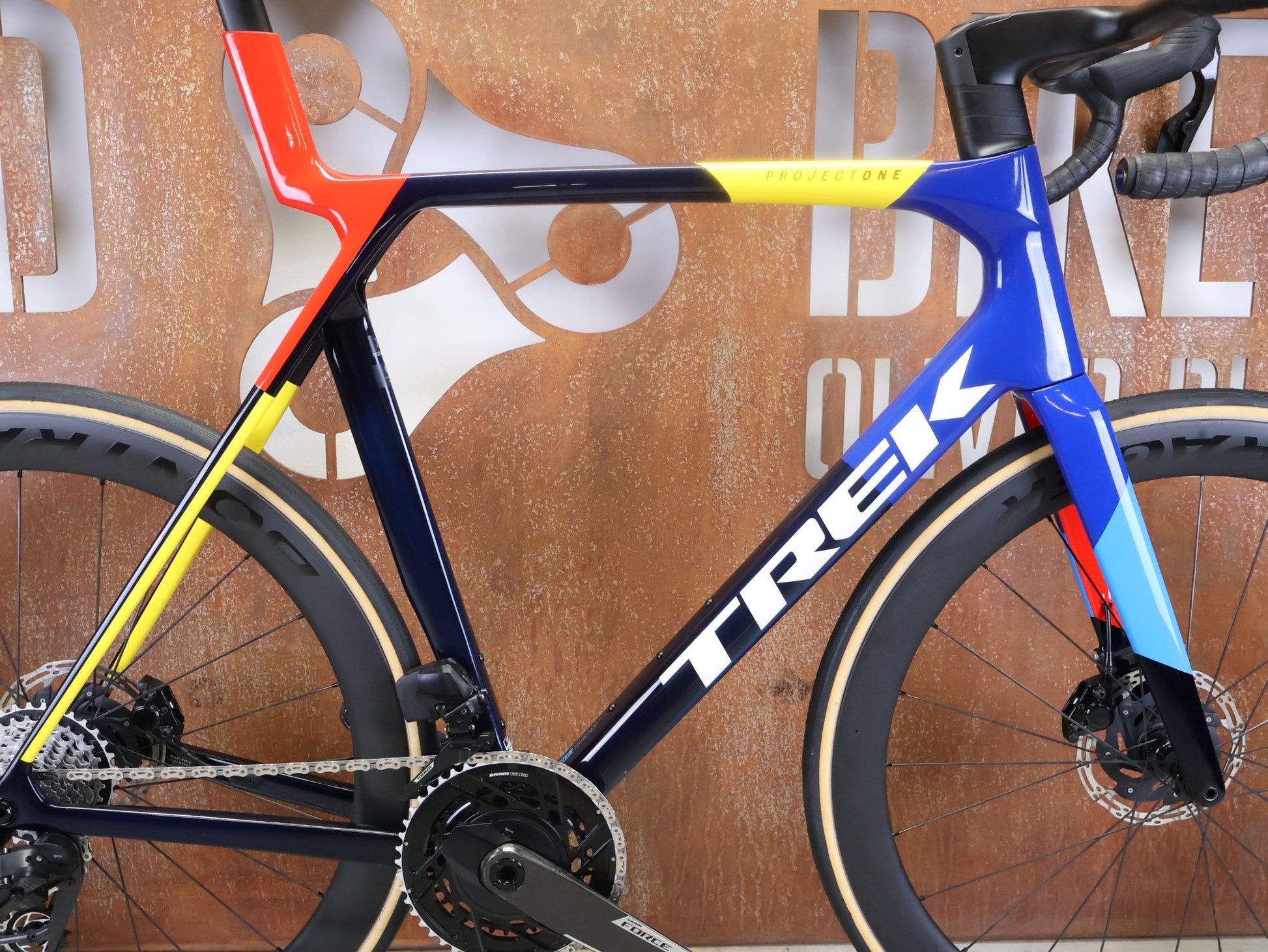 Rennrad von Trek, TREK MADONE SLR 7 AXS GEN 8 MY 2026 / TEAM REPLICA / XL vor USEDBIKES - OB.DE Hintergrund