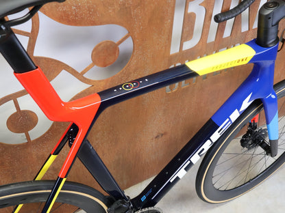 Rennrad von Trek, TREK MADONE SLR 7 AXS GEN 8 MY 2026 / TEAM REPLICA / XL vor USEDBIKES - OB.DE Hintergrund