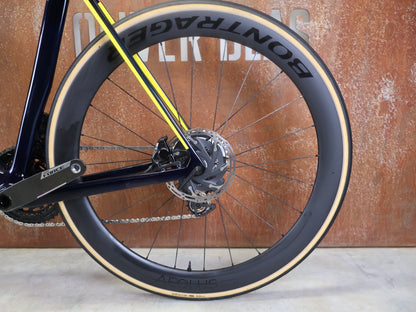 Rennrad von Trek, TREK MADONE SLR 7 AXS GEN 8 MY 2026 / TEAM REPLICA / XL vor USEDBIKES - OB.DE Hintergrund