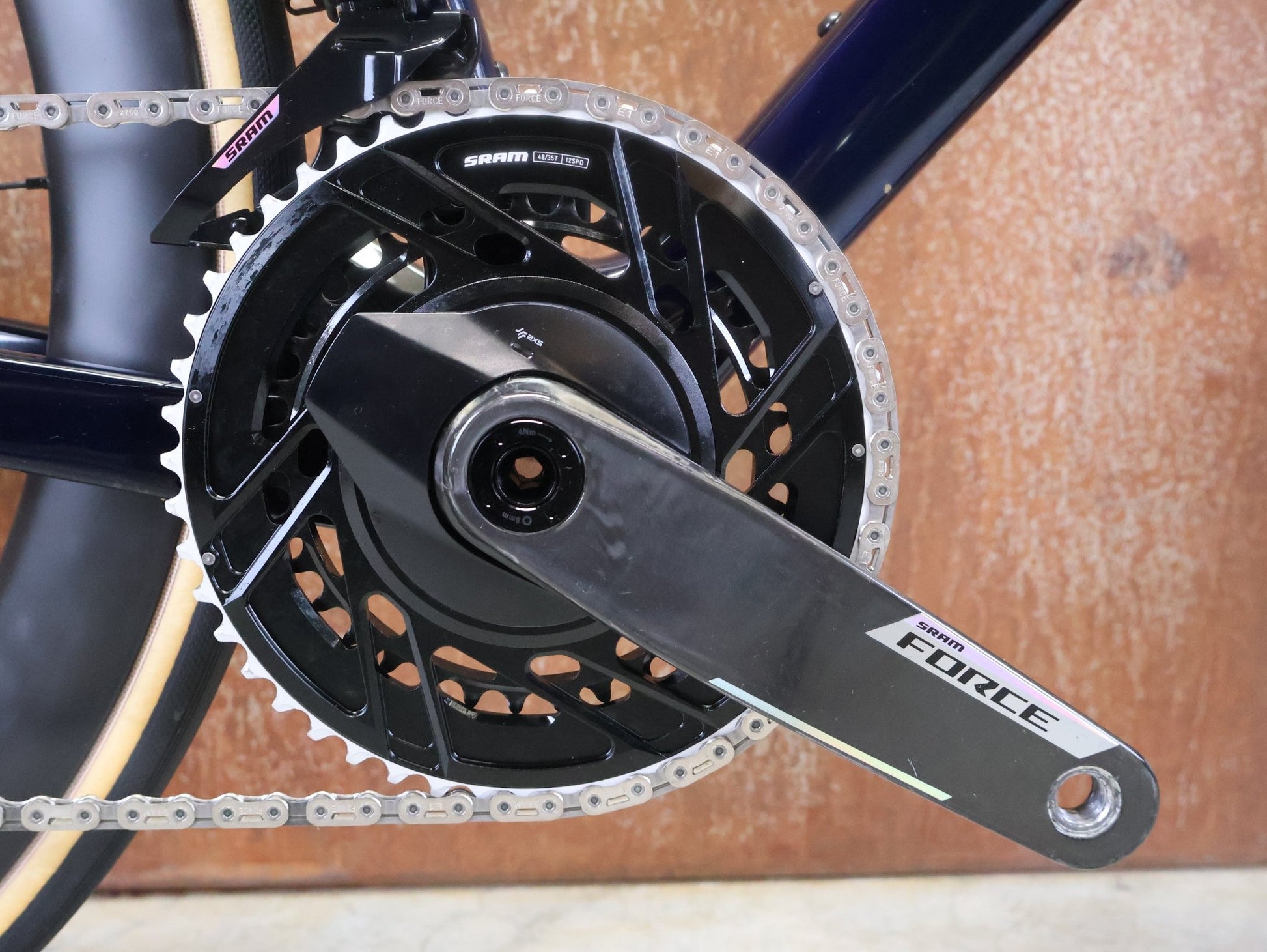 Rennrad von Trek, TREK MADONE SLR 7 AXS GEN 8 MY 2026 / TEAM REPLICA / XL vor USEDBIKES - OB.DE Hintergrund