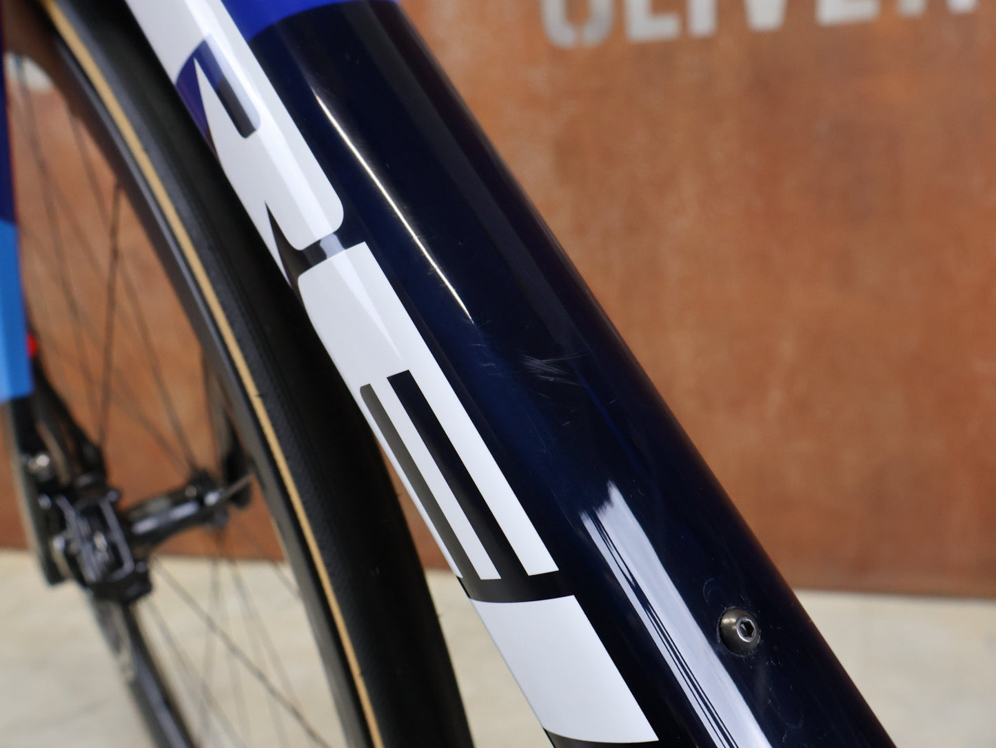 Rennrad von Trek, TREK MADONE SLR 7 AXS GEN 8 MY 2026 / TEAM REPLICA / XL vor USEDBIKES - OB.DE Hintergrund