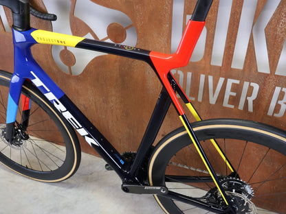 Rennrad von Trek, TREK MADONE SLR 7 AXS GEN 8 MY 2026 / TEAM REPLICA / XL vor USEDBIKES - OB.DE Hintergrund