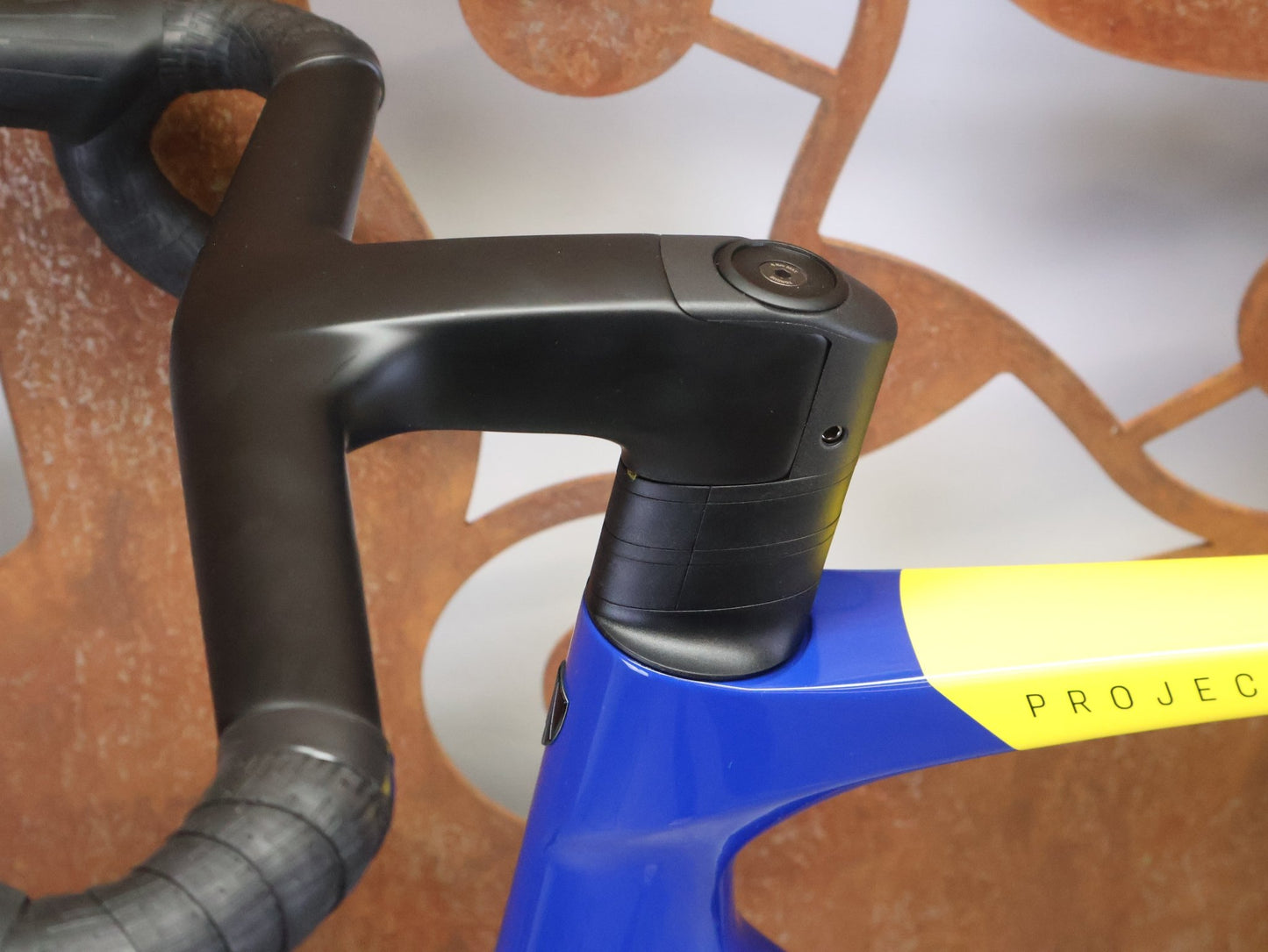 Rennrad von Trek, TREK MADONE SLR 7 AXS GEN 8 MY 2026 / TEAM REPLICA / XL vor USEDBIKES - OB.DE Hintergrund