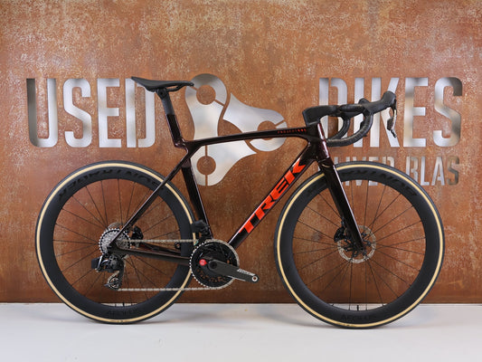 Rennrad von Trek, TREK MADONE SLR 7 AXS GEN 8 SERPENTINE / M/L vor USEDBIKES-OB.DE Hintergrund
