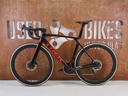 Rennrad von Trek, TREK MADONE SLR 7 AXS GEN 8 SERPENTINE / M/L vor USEDBIKES-OB.DE Hintergrund