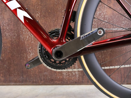 Rennrad von Trek, TREK MADONE SLR 7 AXS MY 2026 / CARBON RED SMOKE / M vor USEDBIKES - OB.DE Hintergrund