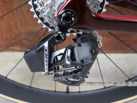 Rennrad von Trek, TREK MADONE SLR 7 AXS MY 2026 / CARBON RED SMOKE / M vor USEDBIKES - OB.DE Hintergrund