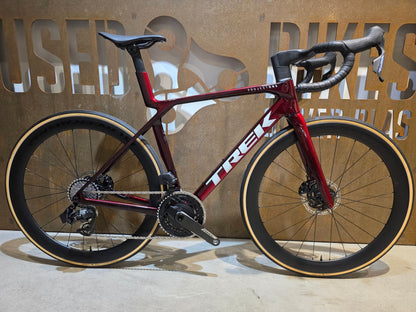 Rennrad von Trek, TREK MADONE SLR 7 AXS MY 2026 / CARBON RED SMOKE / M vor USEDBIKES - OB.DE Hintergrund