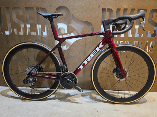 Rennrad von Trek, TREK MADONE SLR 7 AXS MY 2026 / CARBON RED SMOKE / M vor USEDBIKES - OB.DE Hintergrund